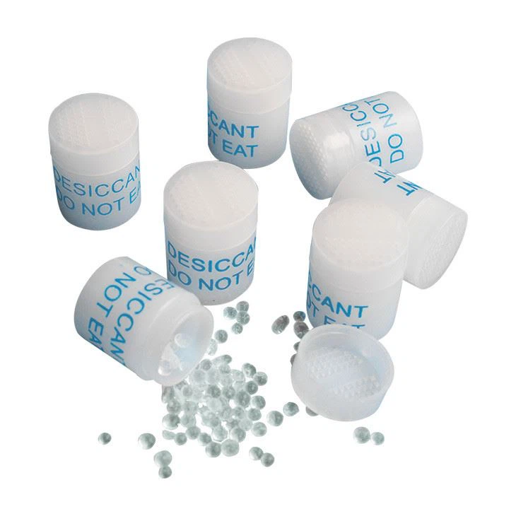 Bruistabletfles met witte plastic droogmiddelbus met silicagel